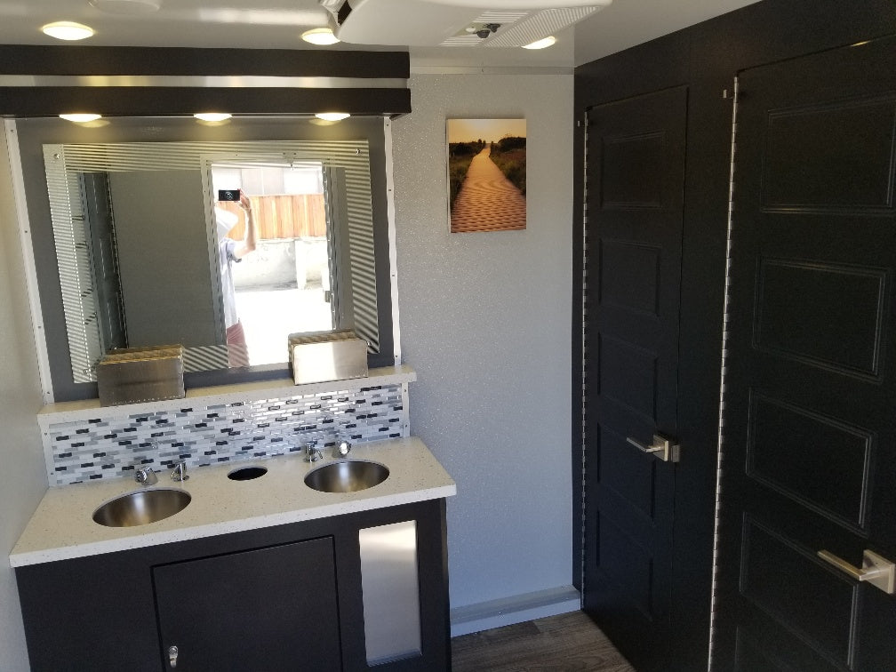 10 Stall 4 Sink Trailer