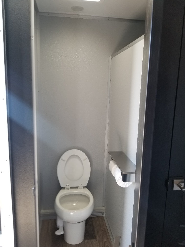 10 Stall 4 Sink Trailer