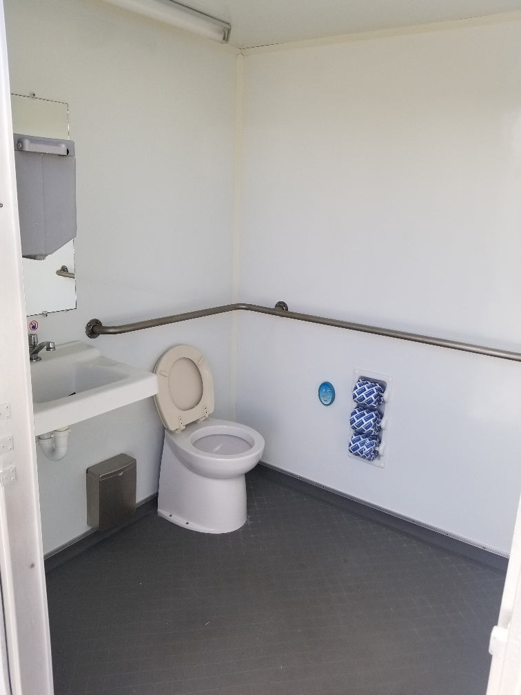 1 ADA + 2 Stall 3 Sink Restroom Trailer Classic
