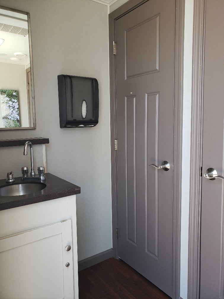 7 Stall 2 Sink Suite Trailer Premier Plus