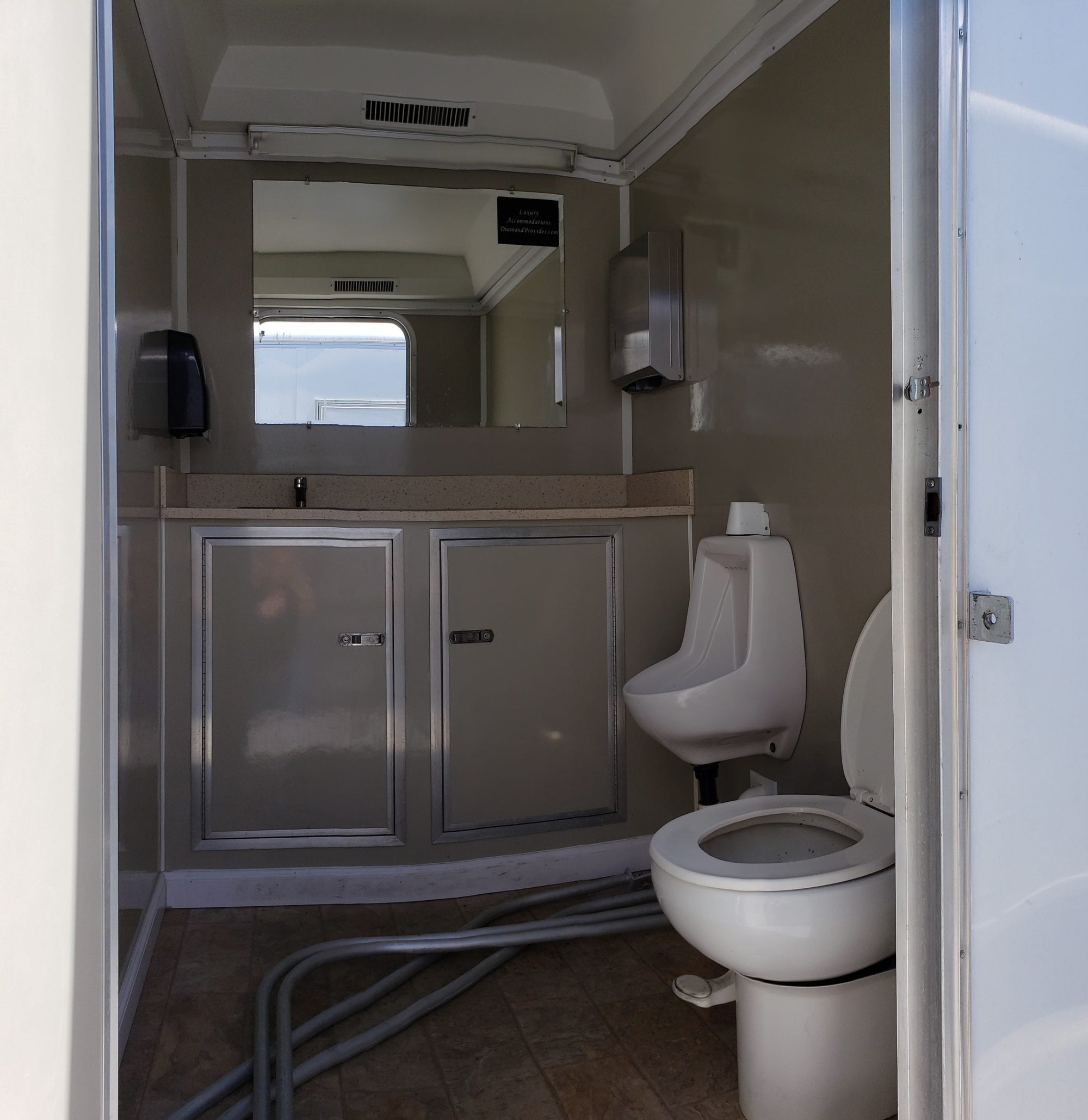 1 ADA + 2 Stall 3 Sink Restroom Trailer Classic